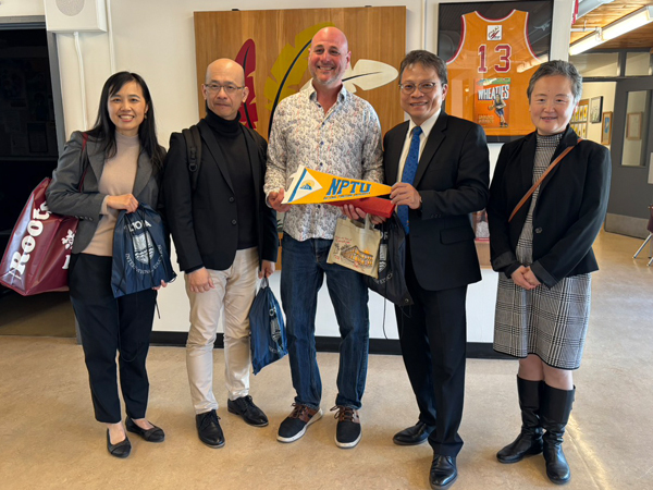 拜訪Hillcrest Elementary School洽談計畫合作事宜，(右一)維多利亞教育局國際部資深經理Mary Shi, PhD圖片