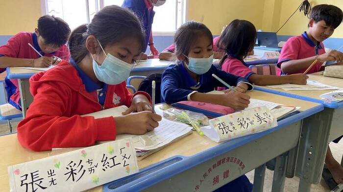 教育部推國際史懷哲計畫，台東大學及台北市立大學13位師資生，今年暑假前往泰國北部山區清萊府美斯樂地區的華興中文小學進行短期教學圖片