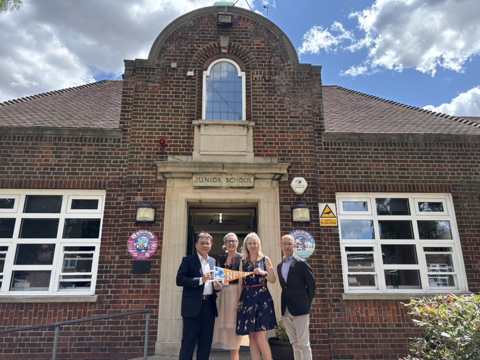 與英國小學校長洽晱合作事宜圖片