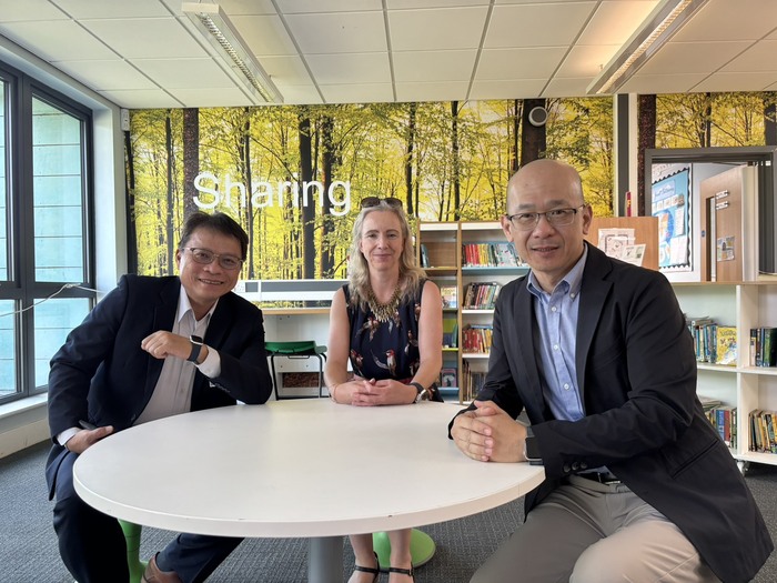 與小學校長合照圖片