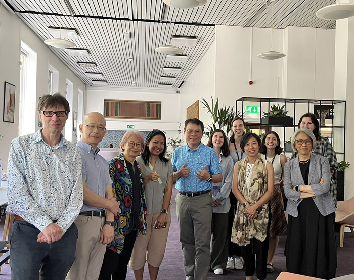 與倫敦大學亞非學院台灣研究中心主任及其他研究人員合影圖片